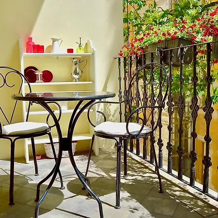 Character, Style, Charm Quiet Balcony Apart In Hip Trendy Karlin, Old Town 5 Mi Apartment *