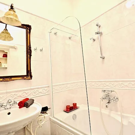 Character, Style, Charm Quiet Balcony Apart In Hip Trendy Karlin, Old Town 5 Mi * Prag