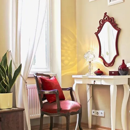 Character, Style, Charm Quiet Balcony Apart In Hip Trendy Karlin, Old Town 5 Mi Apartment *
