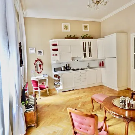 Character, Style, Charm Quiet Balcony Apart In Hip Trendy Karlin, Old Town 5 Mi * Prag