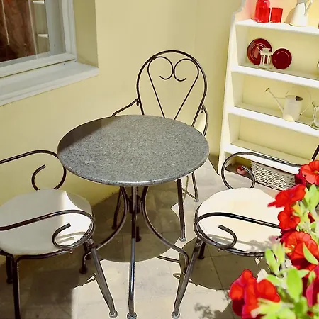 Apartment Character, Style, Charm Quiet Balcony Apart In Hip Trendy Karlin, Old Town 5 Mi