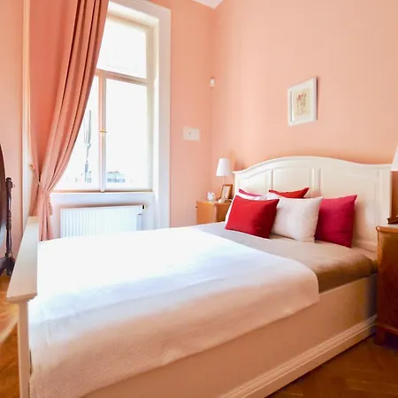 Apartment Character, Style, Charm Quiet Balcony Apart In Hip Trendy Karlin, Old Town 5 Mi *