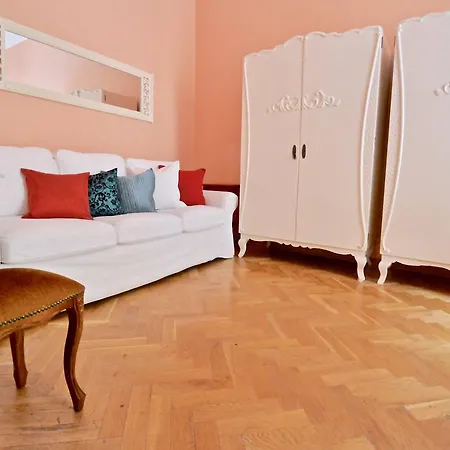 Character, Style, Charm Quiet Balcony Apart In Hip Trendy Karlin, Old Town 5 Mi Prague