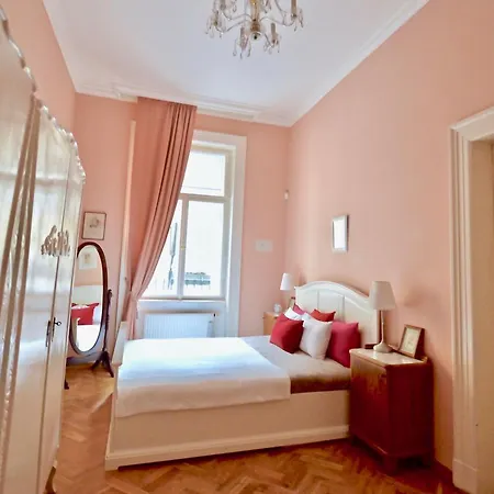 Apartment Character, Style, Charm Quiet Balcony Apart In Hip Trendy Karlin, Old Town 5 Mi *