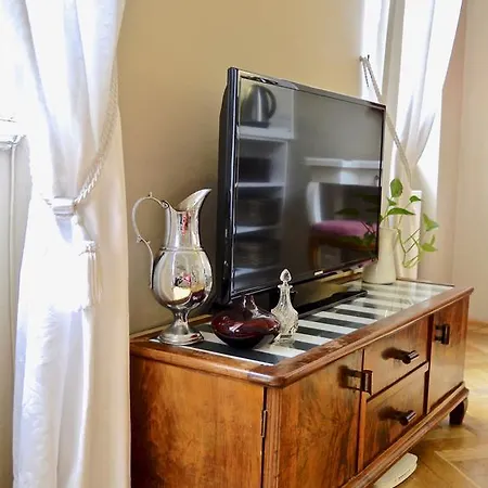 Character, Style, Charm Quiet Balcony Apart In Hip Trendy Karlin, Old Town 5 Mi Apartment